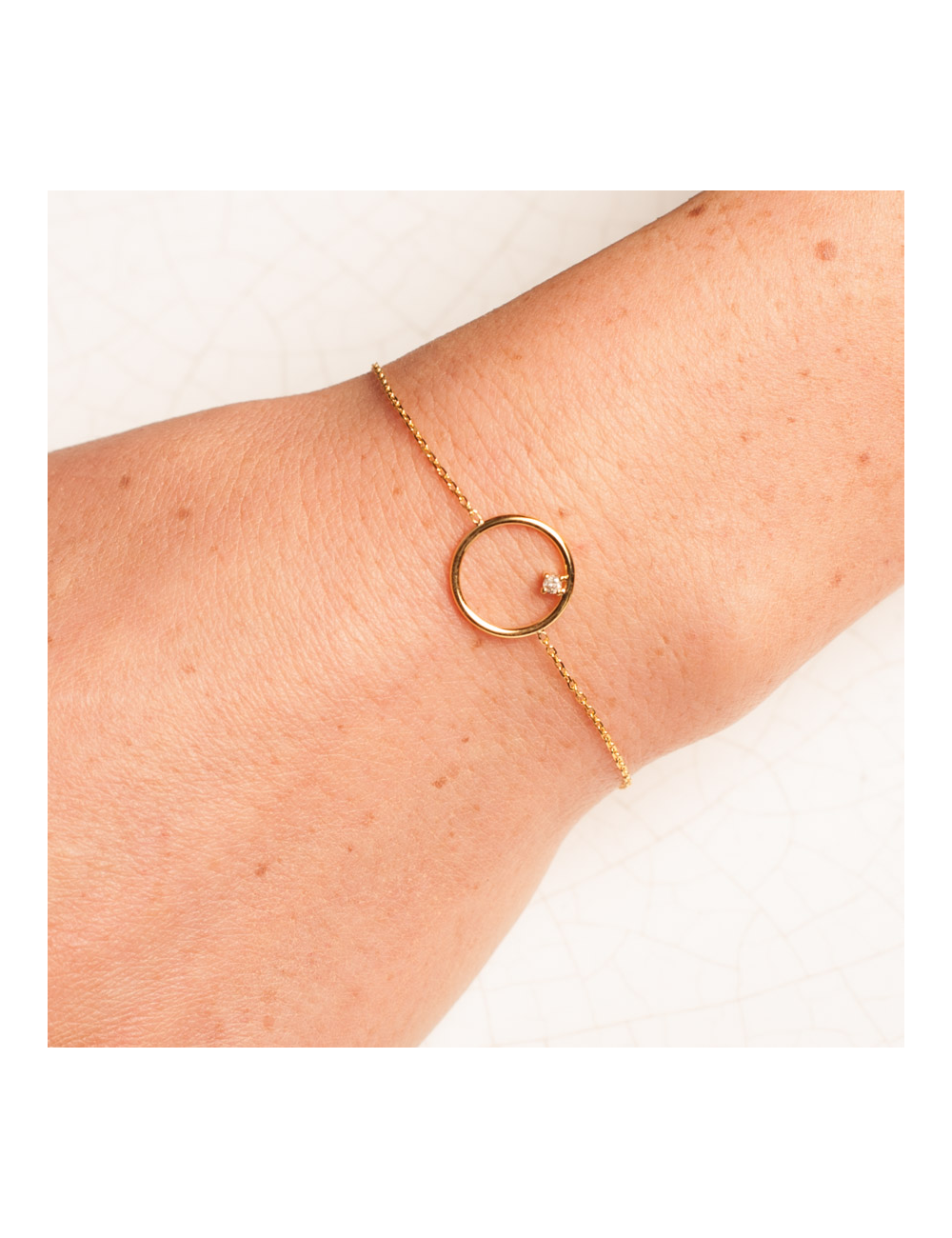 Bracelet cercle en fil, serti d’un diamant de laboratoire - Or Jaune ou Or Blanc 375 millièmes (9 Carats)