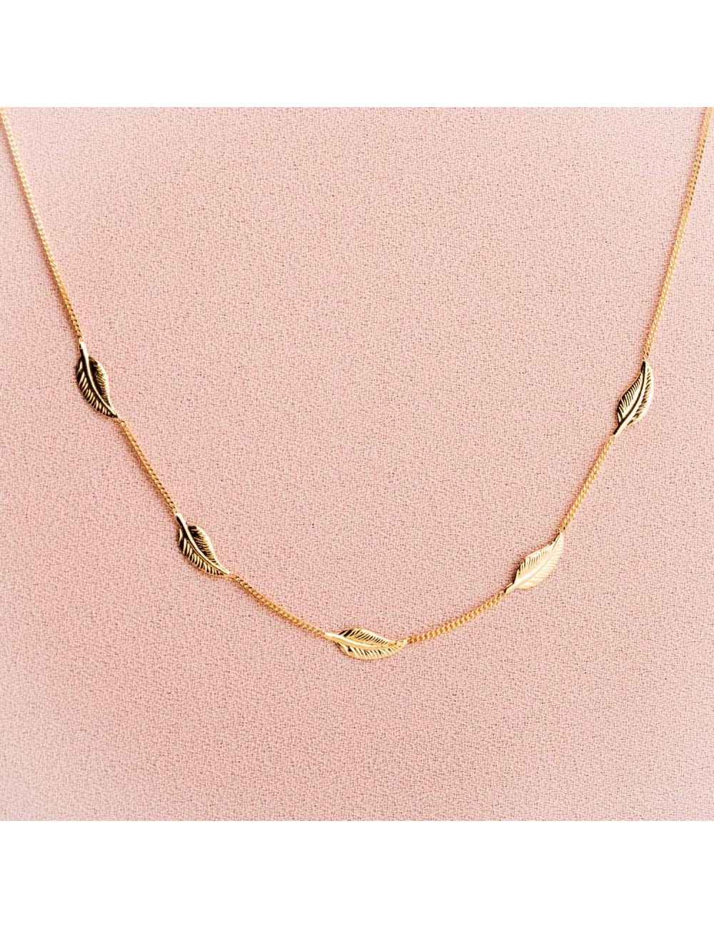 Collier enfant 5 petites plumes en Or jaune ou en Or blanc 9 carats