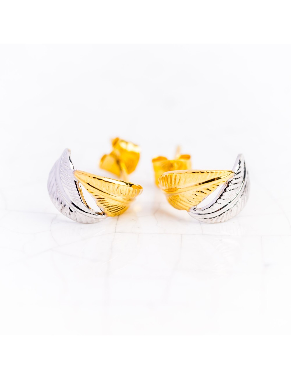 Boucles d'oreilles pour enfant ou bébé créoles en Or bicolore 9 carats deux plumes petit modèle