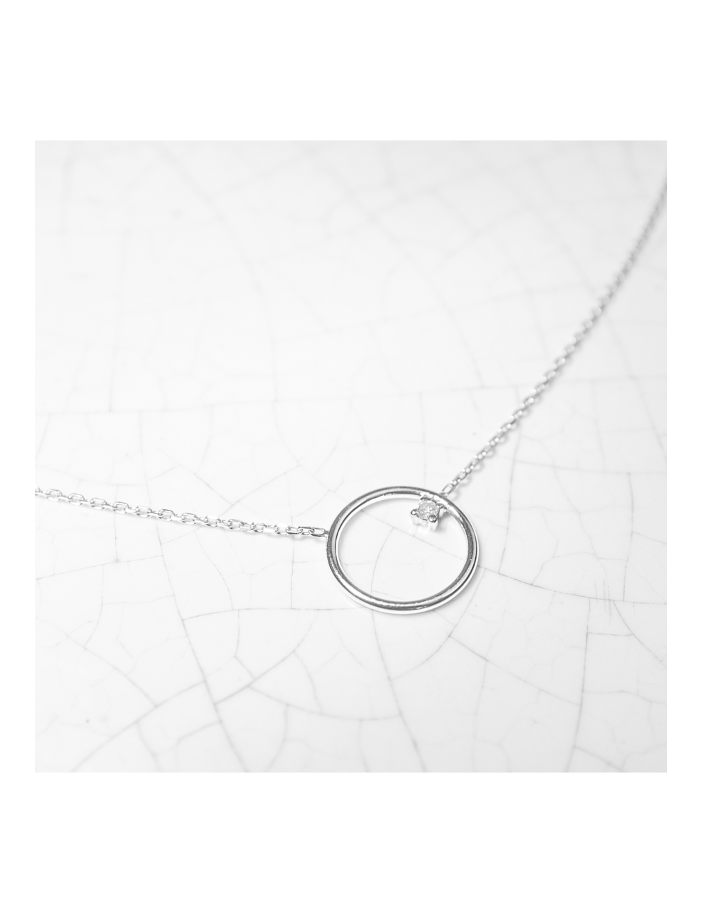 Collier pour bébé ou enfant petit cercle fil rond  serti d'un diamant de laboratoire en Or jaune ou Or blanc 9 carats