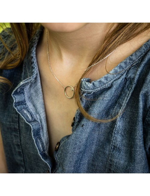 Collier pour bébé ou enfant petit cercle fil rond  serti d'un diamant de laboratoire en Or jaune ou Or blanc 9 carats