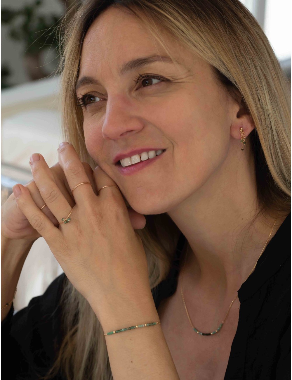 Bracelet en Or jaune 18 carats orné de 16 émeraudes et de 3 boules en Or