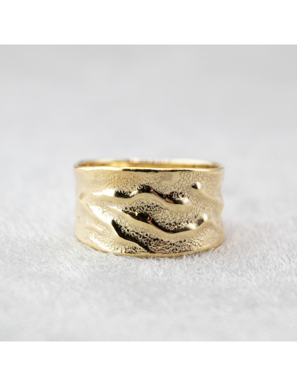 Grande bague d’or froissée satinée - Or jaune ou blanc 375 millièmes (9 carats)