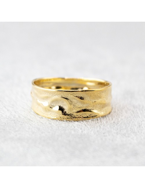 Petite bague d’or froissée satinée - Or jaune ou blanc 375 millièmes (9 carats)