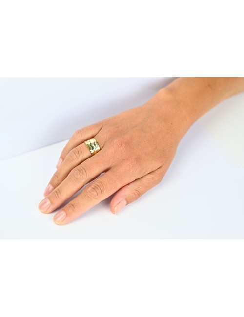 Petite bague d’or froissée satinée - Or jaune ou blanc 375 millièmes (9 carats)